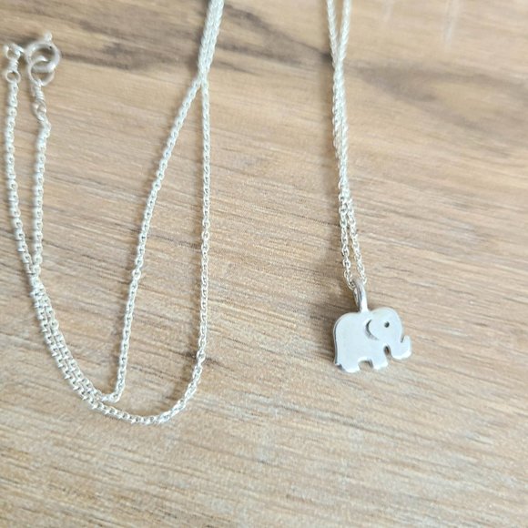 Sterling silver chain with little elephant pendant. - Picture 3 of 4